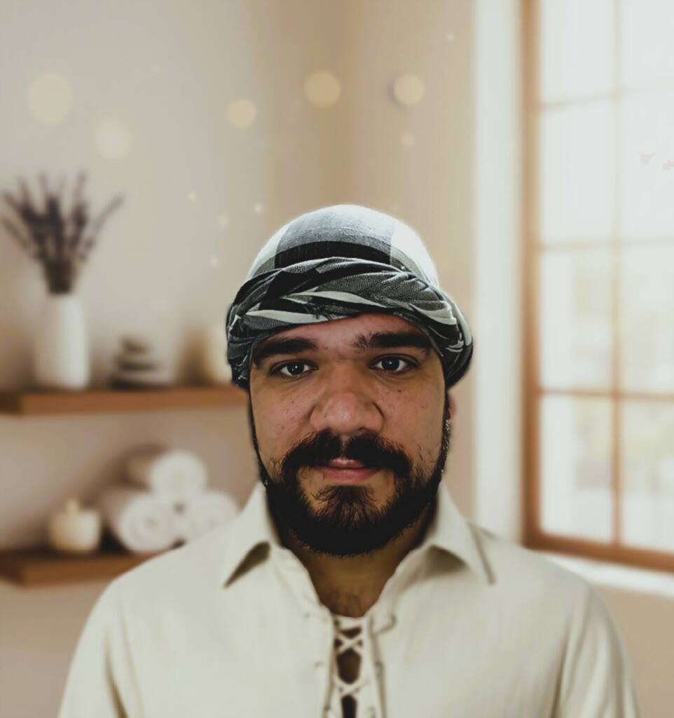 Homem Branco com barba, lenço na cabeça, camisa branca de algodão cru de amarrar no peito